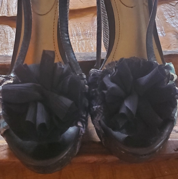 Elegant Black, Blue, and White Wedge Sandals - Picture 10 of 10